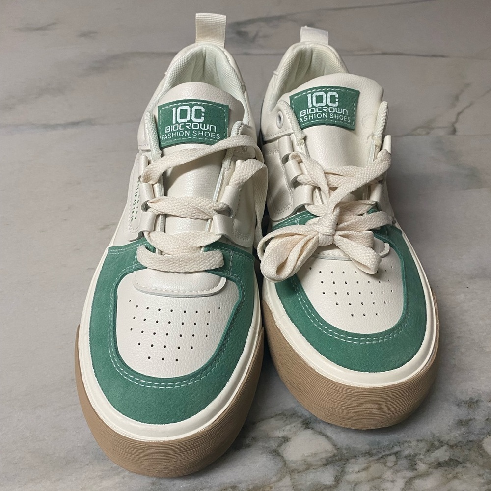 Green accent sneakers
